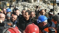 Assad vor Trümmern in der nordsyrischen Stadt Aleppo. (Bild: AFP )