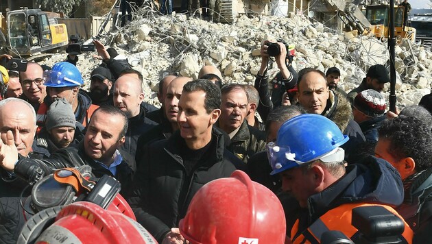 Assad vor Trümmern in der nordsyrischen Stadt Aleppo. (Bild: AFP)