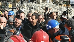 Assad vor Trümmern in der nordsyrischen Stadt Aleppo. (Bild: AFP )