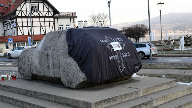 Der GTI-Felsen wurde eingehüllt, um ihn stehen Kerzen und Schriftstücke. (Bild: Hermann Sobe)