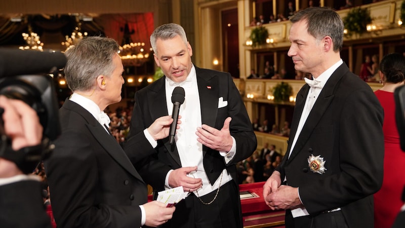 Tarek Leitner im Interview mit Bundeskanzler Karl Nehammer und dem belgischen Premierminister Alexander De Croo. Für Leitner war es ein kurzes Gastspiel am Opernball. Er irritierte mit so manch unpassender Wortspende. (Bild: ORF)