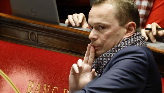 Frankreichs Arbeitsminister Olivier Dussopt war nicht immer mit voller Aufmerksamkeit bei der Sache ... (Bild: AFP)