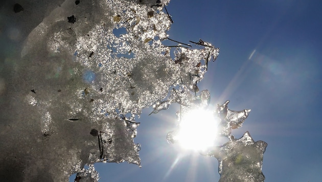 Heizen mit Eis? Wie das gehen würde, erklärt Christian Mähr. (Bild: A. Litzlbauer)