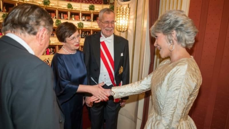 Jane Fonda beim Treffen mit Doris Schmidauer und Alexander Van der Bellen (Bild: Andreas Tischler / picturedesk.com)