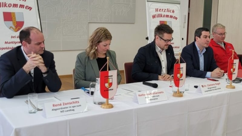 Vereint für Maßnahmen zum Erhalt der Zuckerfabrik: Pressekonferenz in Leopoldsdorf. (Bild: Andi Leisser)