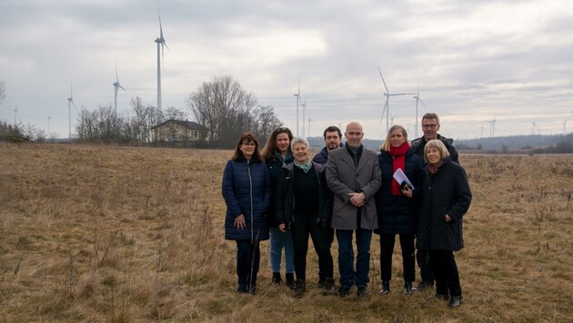 500 Meter neben dem Friedrichshof soll die Heli Basis gebaut werden. „In Wahrheit sind es nur knapp 300 Meter bis zum Wohngebiet“, so die Bürgerinitiative. (Bild: Charlotte Titz)