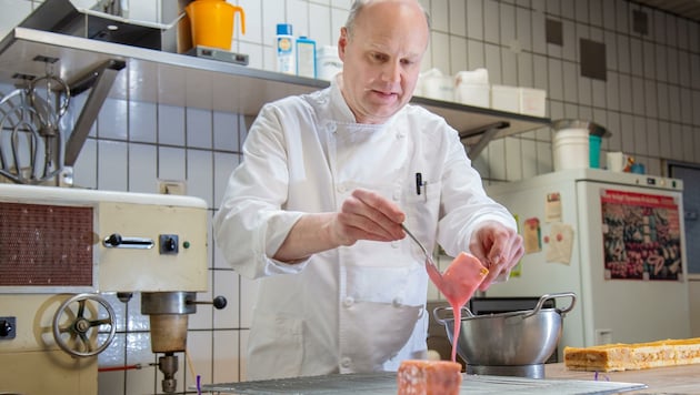 Heinz Hausleitner übt sein Handwerk mit Leidenschaft aus - Personalmangel und die Teuerung rauben ihm aber die Ruhe. (Bild: Klaus Schindler)