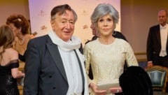 Richard Lugner lud Jane Fonda zum Opernball. Jetzt wurde das Geheimnis um das Kleid der Fitness-Ikone gelüftet. (Bild: Starpix / picturedesk.com)