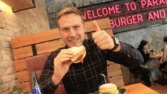 „Krone“-Redakteur Marcel Tratnik kostete den Burger. (Bild: Rojsek-Wiedergut Uta)