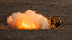 Nicht mehr als ein gepanzerter Lastwagen mit GPS-gesteuerten Raketen auf der Ladefläche: HIMARS, was für „High Mobility Artillery System“ steht (Bild: The Associated Press)