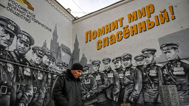 Die Militärhistorische Gesellschaft in Russland will mit dem Plakat den Helden des Zweiten Weltkrieges gedenken. „Zur Erinnerung an die gerettete Welt“, heißt es darauf in gelber Schrift. (Bild: AFP or licensors)