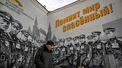 Die Militärhistorische Gesellschaft in Russland will mit dem Plakat den Helden des Zweiten Weltkrieges gedenken. „Zur Erinnerung an die gerettete Welt“, heißt es darauf in gelber Schrift. (Bild: AFP or licensors)