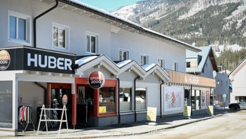 Direkt vor der alten Talstation hat seit 1976 das Ski-Geschäft und der Supermarkt von Hubert Huber offen. (Bild: Wenzel Markus)