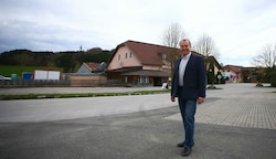 Bürgermeister Wagner will die Chance nützen und Köstendorfs Tennishalle sanieren (Bild: Roittner Felix)