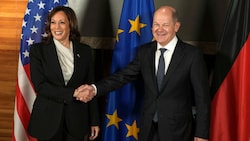 Der deutsche Bundeskanzler Olaf Scholz und US-Vizepräsidentin Kamala Harris in München (Bild: AFP)