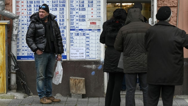 Warteschlange vor einer Wechselstube in Sofia. Bulgarien wird mit 1. Jänner 2024 der Eurozone doch nicht beitreten. (Bild: AFP)