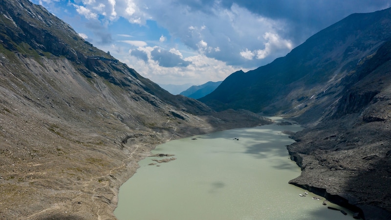 Der Gletschersee der Pasterze, dem größten Gletscher in Österreich, im Juli 2022 - er verlor zwischen 1969 und 2012 über die gesamte Fläche 37 Meter an Eisdicke. (Bild: APA/EXPA/JOHANN GRODER)