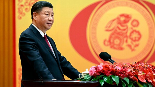 Präsident Xi Jinping während seiner Rede anlässlich des chinesischen Neujahrsfestes in der Großen Halle des Volkes (Bild: AP)