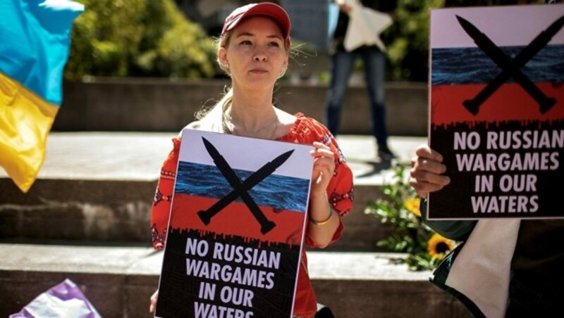 Proteste gegen die Marineübung und gegen Russland in Cape Town (Bild: APA/AFP/GIANLUIGI GUERCIA)