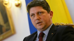 Insbesondere die ÖVP kritisiert der rumänische Politiker hart. (Bild: AFP/DANIEL MIHAILESCU)