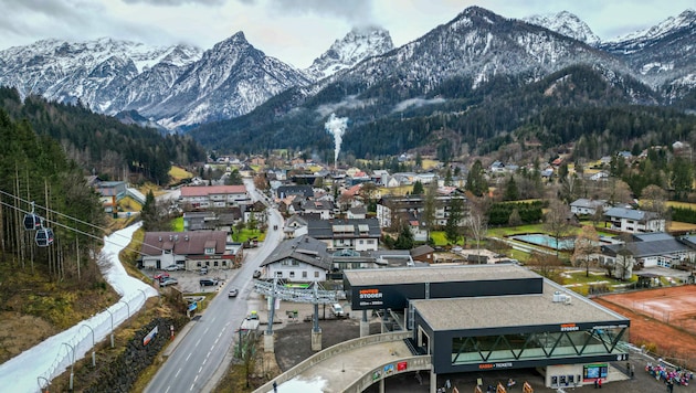 Die neue Hössbahn befindet sich vor der Ortseinfahrt. Das entlastet Hinterstoder vom Verkehr, sorgt aber bei Geschäften und Lokalen für Umsatzrückgänge. (Bild: Markus Wenzel)