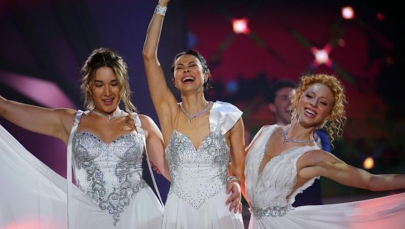 Alex Mariah Peter (l.), Natalia Yegorova (M.) und Anna Ermakova nach ihrem Gruppentanz. (Bild: RTL / Stefan Gregorowius)