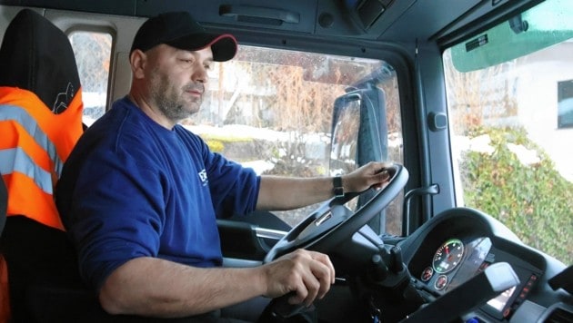 El conductor Jukic Nedeljko - Nedjo para abreviar - tiene todo a la vista en la cabina del conductor del camión, incluidos varios monitores (Imagen: Birbaumer Johanna)
