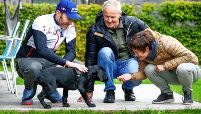 Simon und Alfred Eder sowie Sandra Flunger mit Familienhündin Lina. Die Eders haben zudem eine Katze namens Shakira. (Bild: ANDREAS TROESTER)