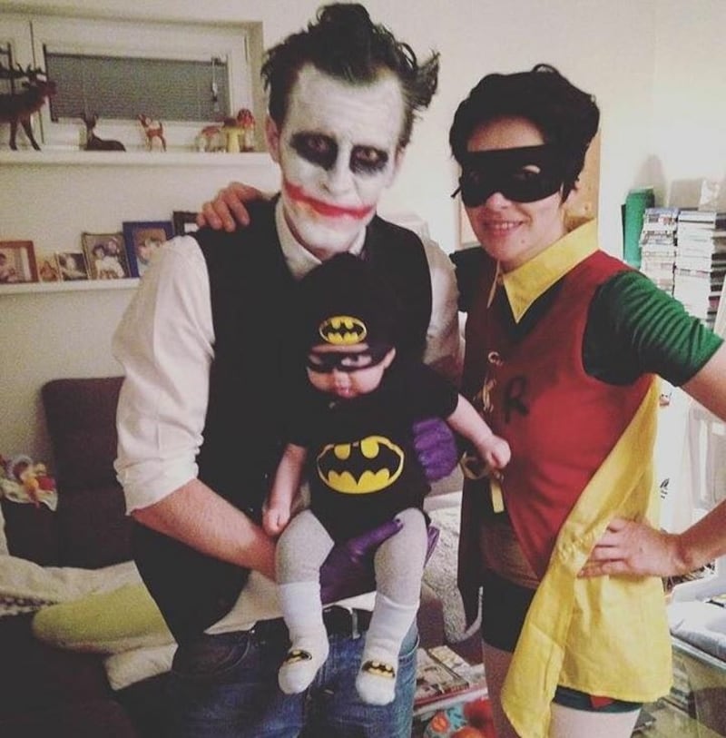 Eine schrecklich nette Familie: Batman Marlene, Robin Kati und Joker Simon Eder. (Bild: Privat)