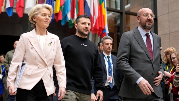 Balról: Ursula von der Leyen, az EU Bizottság elnöke, Volodimir Szelenszkij ukrán elnök és Charles Michel, az Európai Tanács elnöke (archív fotó). (Bild: Virginia Mayo/AP)