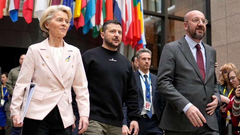 Von links: EU-Kommissionspräsidentin Ursula von der Leyen, Ukraines Präsident Wolodymyr Selenskyj und Charles Michel, Präsident des Europäischen Rats (Bild: Virginia Mayo/AP)