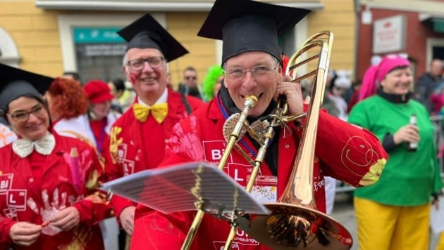 Landeshauptmann Peter Kaiser zeigt sich musikalisch. (Bild: Clara Steiner)