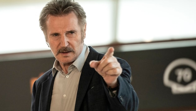 Liam Neeson se convierte en el nuevo Leslie Nielsen en el remake de la comedia de culto "The Naked Gun". (Bild: APA/AFP/ANDER GILLENEA)