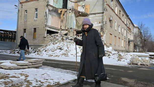 Eine Einwohnerin und ein Einwohner Charkiws (Bild: Sergej Bobok/AFP)
