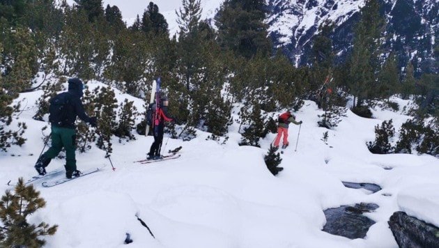 En lugar de esquís de travesía, el alemán descendió con raquetas de nieve.  (Imagen: Rescate de montaña Oetz, Krone KREATIV)