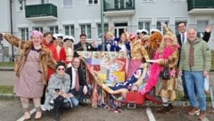 Die Fetzenfahne mit den drei Flamingos wurde in Traunkirchen feierlich übergeben und auch sofort gehisst. (Bild: Hörmandinger Reinhard)