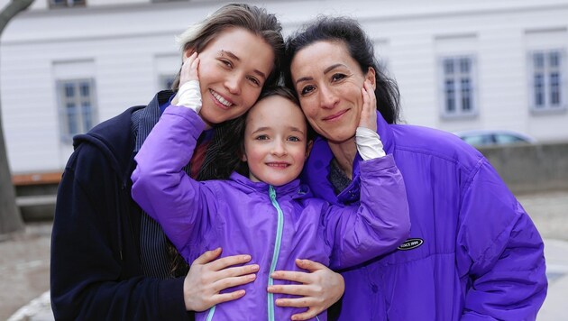 Olga und ihre Töchter sind, wie Zigtausende Ukrainerinnen, nach dem 24. Februar 2022 nach Österreich geflüchtet. Im Interview sprechen sie über ein Jahr Krieg, ihre Angst und Zerrissenheit und den grausamen Tod ihres Freundes Oleg. (Bild: Reinhard Holl)