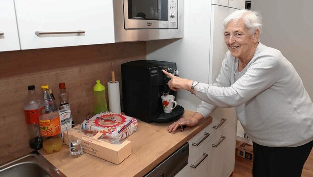 Gertraud Stricker lässt es sich in ihrem neuen Zuhause gut gehen. (Bild: Judt Reinhard)