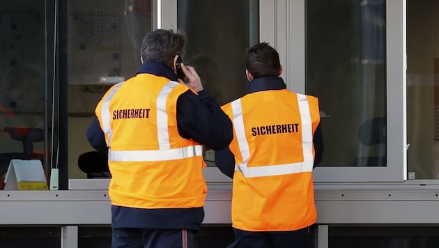 Sogar Wachmänner werden jetzt in einer Notaufnahme in Salzburg (Bild: Tröster Andreas)