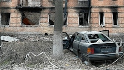 Vernichtete Häuser und ausgebrannte Autos. In Hostomel ist die Zerstörung noch allgegenwärtig. (Bild: Christoph Engelmaier)