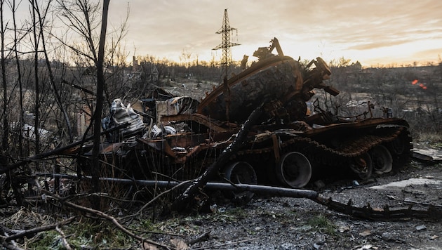 Ein zerstörter russischer Panzer in der Oblast Donezk im Osten der Ukraine (Archivbild) (Bild: APA/AFP/Sameer Al-Doumy)