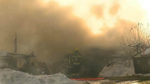 65 Feuerwehrleute konnten durch ihr rasches Eingreifen Schlimmeres verhindern. (Bild: BFV Liezen / Schlüßlmay)