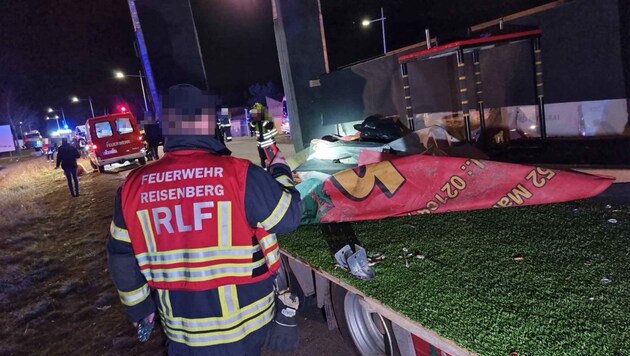 Gegen 18 Uhr war ein Umzugswagen in einer Kurve umgestürzt. (Bild: APA/DOKU-NÖ)