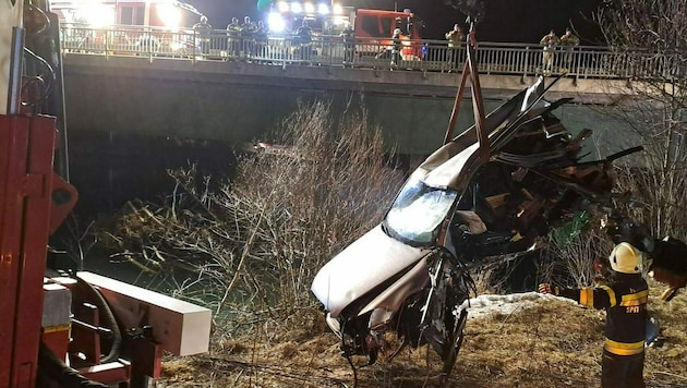 Das Autowrack wurde von den Feuerwehren geborgen. (Bild: Berufsfeuerwehr Klagenfurt )