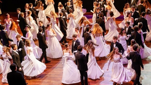 40 Debütanten-Paare eröffneten den Ball am Samstagabend im Salzburg Congress. Stolze 2000 Besucher hieß man nach mehrjähriger Pause wieder willkommen. (Bild: Tschepp Markus)