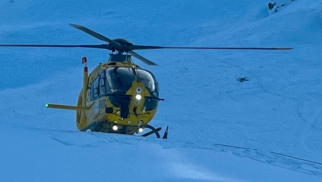 Der verletzte Wintersportler wurde mit dem Notarzthubschrauber in die Innsbrucker Klinik geflogen. (Bild: zeitungsfoto.at)