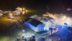 Der starke Wind erschwerte den Einsatzkräften die Löscharbeiten. (Bild: Kerschbaummayr)