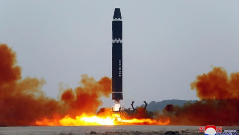 Nordkorea hat den erfolgten Test einer Interkontinentalrakete als erfolgreiche „Überraschungsübung“ bezeichnet. (Bild: Korean Central News Agency/Korea News Service via AP)