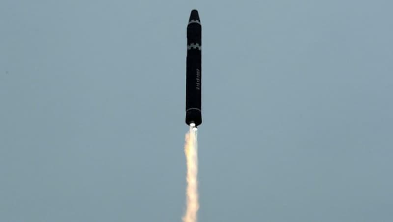 Die Regierung von Nordkorea hatte Bilder vom Start der Hwasong-15-Rakete veröffentlicht. (Bild: APA/Korean Central News Agency/Korea News Service via AP)