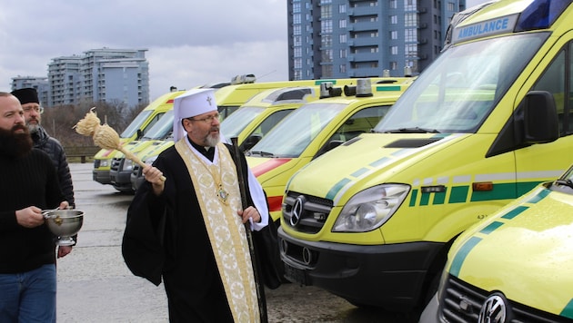 Der ukrainische Großerzbischof Swjatoslaw Schewtschuk übernahm und segnete die Rettungsfahrzeuge aus Österreich in Kiew. (Bild: Tagespost/Stephan Baier)
